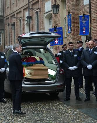 Le prince Emmanuel-Philibert de Savoie assiste Ã la veillÃ e funebre de son pere, le prince Victor-Emmanuel de Savoie, en l Eglise de Sant Uberto Ã Turin Le prince Emmanuel-Philibert de Savoie - VeillÃ e funebre du prince Victor-Emmanuel de Savoie, en l Eglise de Sant Uberto Ã Turin, en prÃ sence de sa veuve Marina Ricolfi-Doria, de son fils, le prince Emmanuel-Philibert de Savoie avec sa femme la princesse Clotilde Courau et leurs filles les princesses Vittoria et Louisa, le 9 fÃ vrier 2024. Le fils du dernier roi d Italie s est Ã teint le 3 fÃ vrier 2024 Ã l Ã¢ge de 86 ans. Emanuele Filiberto Duca of Savoy pays tribute to the coffin of his father Prince Vittorio Emanuele of Savoy, son of Italy s last king, at the Saint Hubert Chape  Copyright: xLuciaxSabatellix xBestimagexLuciaxSabatellix xBestimagex