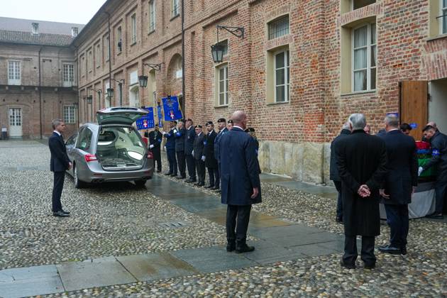 Le prince Emmanuel-Philibert de Savoie assiste Ã la veillÃ e funebre de son pere, le prince Victor-Emmanuel de Savoie, en l Eglise de Sant Uberto Ã Turin Le prince Emmanuel-Philibert de Savoie - VeillÃ e funebre du prince Victor-Emmanuel de Savoie, en l Eglise de Sant Uberto Ã Turin, en prÃ sence de sa veuve Marina Ricolfi-Doria, de son fils, le prince Emmanuel-Philibert de Savoie avec sa femme la princesse Clotilde Courau et leurs filles les princesses Vittoria et Louisa, le 9 fÃ vrier 2024. Le fils du dernier roi d Italie s est Ã teint le 3 fÃ vrier 2024 Ã l Ã¢ge de 86 ans. Emanuele Filiberto Duca of Savoy pays tribute to the coffin of his father Prince Vittorio Emanuele of Savoy, son of Italy s last king, at the Saint Hubert Chape  Copyright: xLuciaxSabatellix xBestimagexLuciaxSabatellix xBestimagex