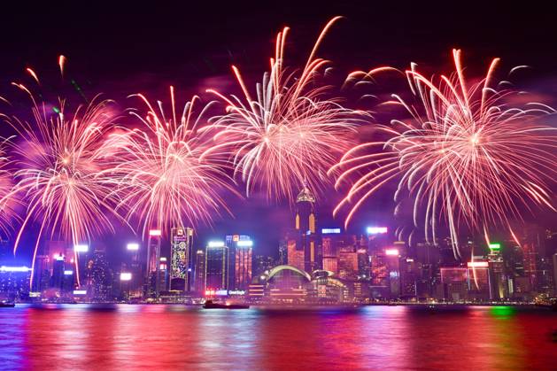 Bilder des Jahres 2024, News 02 Februar News Themen der Woche KW06 News Bilder des Tages (240211) -- HONG KONG, Feb. 11, 2024 -- Fireworks in celebration of the Spring Festival illuminate the sky over Victoria Harbour in Hong Kong, south China, Feb. 11, 2024. ) CHINA-HONG KONG-SPRING FESTIVAL-FIREWORKS (CN) ZhuxWei 