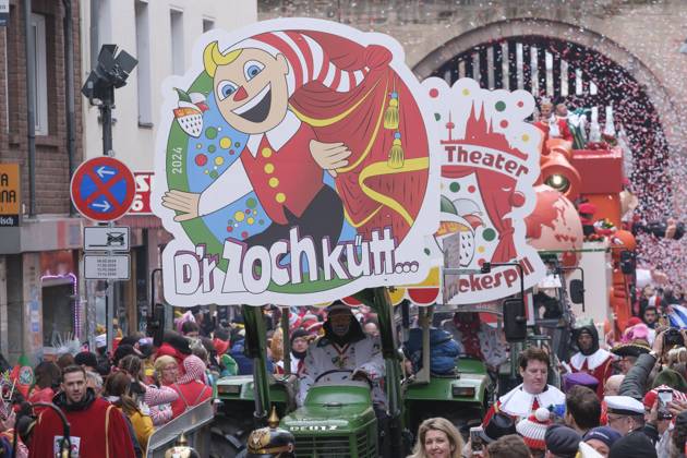 Bilder des Jahres 2024, News 02 Februar News Themen der Woche KW07 Tausende Jecken beim Strassenkarneval am Rosenmontag (12.02.2024) in Koeln. Der Rosenmontagszug in Koeln ist mit einer Laenge von 7,5 Kilometern landesweit der groesste. Rund 175 Wagen, darunter 25 Persiflagewagen mit politischen Motiven, ziehen durch die Innenstadt. (Siehe epd-Meldung vom 12.02.2024) EDITORIAL USE ONLY
