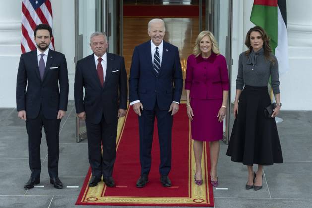 Bilder des Jahres 2024, News 02 Februar News Themen der Woche KW07 News Bilder des Tages USA, Joe Biden empfängt König Abdullah von Jordanien in Washington United States President Joe Biden (C) and first lady Dr. Jill Biden welcome King Abdullah II, Queen Rania Al Abdullah and Crown Prince Hussein bin Abdullah of Jordan to the White House in Washington, DC, February 12, 2024.  WASP20240212151 ChrisxKleponis