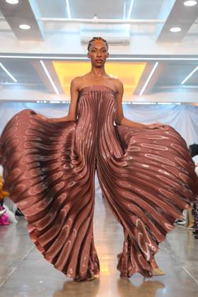 Bilder des Jahres 2024, Entertainment 02 Februar Entertainment Themen der Woche KW07 Entertainment Bilder des Tages YUTEE RONE FW24 NYFW (NEW) NYFW: Yutee Rone FW24 Fashion Show. February 12, 2024. New York, USA: Yutee Rone FW24 at NYFW with models on catwalk showcasing Wavering Lines, which is an ode to the organic nature of lines and their power to express movement and grace. They are Crafted to accentuate the female form, each garment tells a story of empowerment and sophistication. Credit: Adem Wijewickrema TheNews2 (Foto: Adem Wijewickrema Thenews2 imago images) YUTEE RONE FW24 NYFW  Copyright: xAdemxWijewickremax
