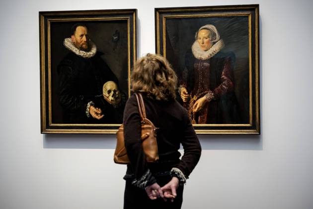 Bilder des Jahres 2024, Entertainment 02 Februar Entertainment Themen der Woche KW07 Entertainment Bilder des Tages AMSTERDAM - The painting Portrait of a Man with a Skull and Portrait of a Woman during a press preview of the exhibition about the Haarlem master Frans Hals in the Rijksmuseum. About fifty of the best works of the seventeenth-century painter are on display. ANP ROBIN VAN LONKHUIJSEN netherlands out - belgium out  Copyright: xx x491007220x originalFilename: 491007220.jpg