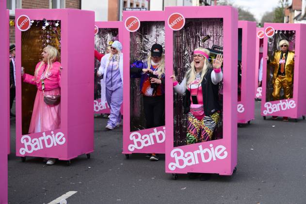 Bilder des Jahres 2024, News 02 Februar News Themen der Woche KW07 News Bilder des Tages Karneval in Hessen 13.02.2024 Mühlheim Faschingsumzug im Stadtteil Lämmerspiel, Narren feiern und tanzen über die Straßen. Mühlheim Mühlheim Hessen Germany