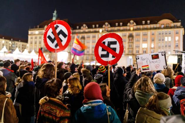 Bilder des Jahres 2024, News 02 Februar News Themen der Woche KW07 News Bilder des Tages Dresden - Gedenken zum Jahrestag der Bombardierung DEU Deutschland Sachsen Dresden, 13.02.2024, Auf dem Dresdener Altmarkt demonstrieren Buerger unter dem Motto Dresden mahnt gegen eine Versammlung der AFD. Die Stadt Dresden gedenkt zum 79. Jahrestag der Zerstoerung der Stadt Dresden im 2. Weltkrieg (Bombardierung am 13. Februrar 1945) und der Millionen Opfer der nationalsozialistischen Gewaltherrschaft und des Antisemithismus.