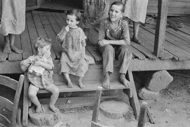Tengle children in Hale County, Alabama, 1936 (b w photo) 3666454 Tengle children in Hale County, Alabama, 1936 (b w photo) by Evans, Walker (1903-75); Private Collection; (add.info.: Photograph possibly taken for the U.S. Resettlement Administration: a New Deal U.S. federal agency that, between April 1935 and December 1936, relocated struggling urban and rural families to communities planned by the federal government. ). Copyright: xBridgemanxImagesx 3666454