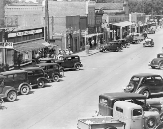 County seat of Hale County, Alabama, c.1936 (b w photo) 3666516 County seat of Hale County, Alabama, c.1936 (b w photo) by Evans, Walker (1903-75); Private Collection; (add.info.: Photograph possibly taken for the U.S. Resettlement Administration: a New Deal U.S. federal agency that, between April 1935 and December 1936, relocated struggling urban and rural families to communities planned by the federal government. ). Copyright: xBridgemanxImagesx 3666516