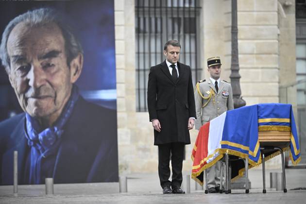 Bilder des Jahres 2024, News 02 Februar News Themen der Woche KW07 News Bilder des Tages National Tribute To Robert Badinter - Paris President Emmanuel Macron stands in the front of the coffin national tribute to former Justice Minister Robert Badinter at Place Vendome in front of Ministry of Justice in Paris, France on February 14, 2024. Robert Badinter has died aged 95. Photo by Eliot Blondet ABACAPRESS.COM Paris France  Copyright: xBlondetxEliot ABACAx