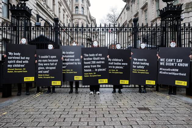 Bilder des Jahres 2024, News 02 Februar News Themen der Woche KW07 News Bilder des Tages . 14 02 2024. London, United Kingdom. Amnesty International Silent Vigil. Amnesty International UK stage a silent vigil in solidarity with civilians in Rafah outside Downing Street.  xMartynxWheatleyx xi-Imagesx IIM-24995-0007