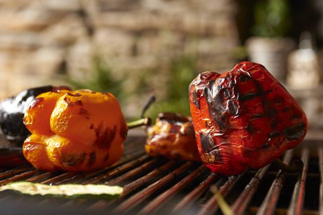 Gegrillte Paprikas Rote und gelbe Paprikas auf dem Grill. Essen