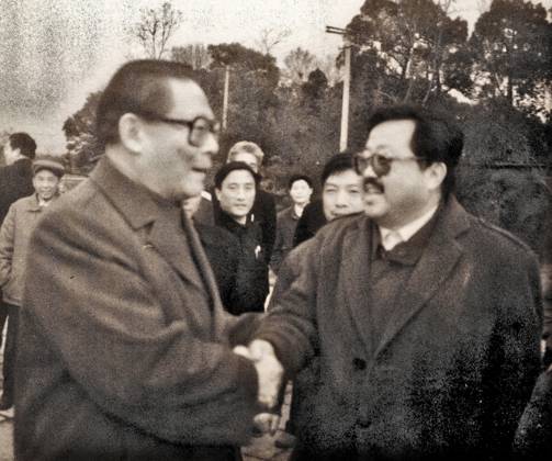 Jiang Zemin, general secretary of the Party Central Committee, had a cordial conversation with his son Ren Yuanyuan when he visited Ren Bishi s former residence. Ren Bishi was a military and political leader in the early Chinese Communist Party. In the early 1930s,, Copyright: xUnitedxArchivesx xWorldxHistoryxArchivex WHA_164_0163 !ACHTUNG AUFNAHMEDATUM GESCHÄTZT!