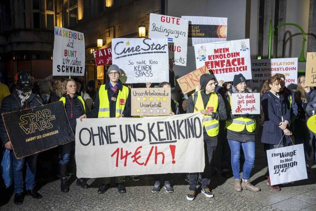 Bilder des Jahres 2024, News 02 Februar News Themen der Woche KW07 Berlin,15.02.2024,74.Berlinale,Tag der Eröffnung,Kino-Beschäftigte und Filmschaffende demonstrierten im Rahmen der Berlinale heute am Potsdamer Platz für faire Löhne und gute Arbeitsbedingungen.