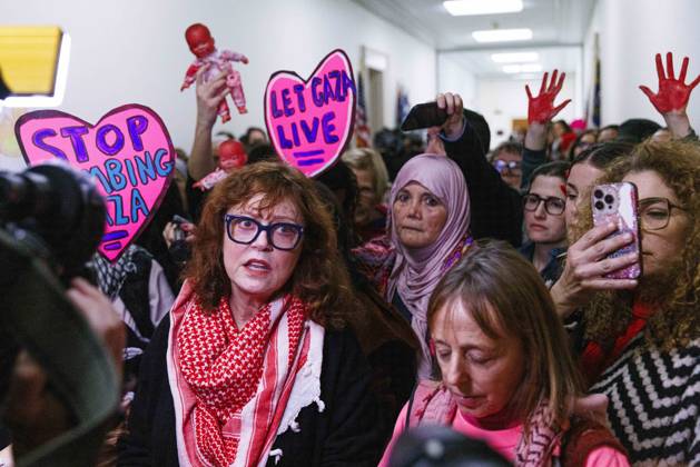 Bilder des Jahres 2024, Entertainment 02 Februar Entertainment Themen der Woche KW07 Entertainment Bilder des Tages February 15, 2024, Washington, District Of Columbia, USA: Actress and activist Susan Sarandon gathers with pro-Palestinian protesters demonstrating for a ceasefire outside of the office of United States House Minority Leader Hakeem Jeffries (Democrat of New York) in the Rayburn House Office Building in Washington DC, on Thursday, February 15, 2024 Washington USA - ZUMAs152 20240215_faa_s152_033 Copyright: xAaronxSchwartzx