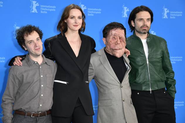 Bilder des Jahres 2024, Entertainment 02 Februar Entertainment Themen der Woche KW07 Entertainment Bilder des Tages Aaron Schimberg, Renate Reinsve, Adam Pearson und Sebastian Stan beim Photocall zum Kinofilm A Different Man auf der Berlinale 2024 74. Internationale Filmfestspiele Berlin im Hotel Grand Hyatt. Berlin, 16.02.2024