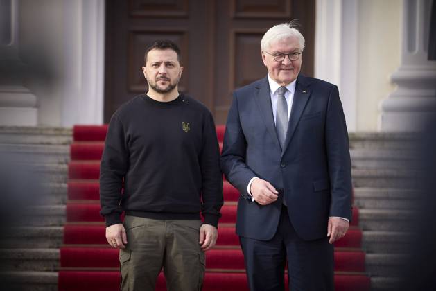 News Bilder des Tages February 16, 2024, Berlin, Germany: Ukrainian President Volodymyr Zelenskyy, left, is welcomed by German President Frank-Walter Steinmeier, right, on arrival for talks at Bellevue Castle, February 16, 2024 in Berlin, Ukraine. Berlin Germany - ZUMAp138 20240216_zaa_p138_015 Copyright: xPoolx UkrainianxPresidentiax