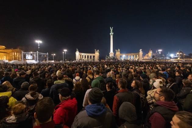 Bilder des Jahres 2024, News 02 Februar News Themen der Woche KW07 News Bilder des Tages (240217) -- BUDAPEST, Feb. 17, 2024 -- People gather at the Heroes Square during a demonstration in Budapest, Hungary, Feb. 16, 2024. Tens of thousands of Hungarians gathered in Budapest s Heroes Square on Friday to demand justice for child abuse victims and stricter child protection laws from the government in connection with a child abuse pardon scandal which had triggered the resignation of several high-profile figures in recent days. (Photo by Xinhua) HUNGARY-BUDAPEST-DEMONSTRATION-CHILD ABUSE AttilaxVolgyi 