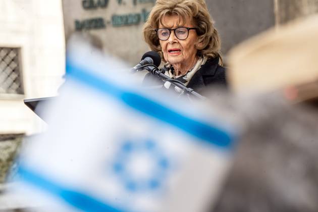 Bilder des Jahres 2024, News 02 Februar News Themen der Woche KW07 News Bilder des Tages Charlotte Knobloch bei Pro-Israel-Demo auf dem Odeonsplatz, München, 18. Februar 2024 Deutschland, München, 18. Februar 2024, Charlotte Knobloch, 91, Präsidentin der Israelitischen Kultusgemeinde München und Oberbayern, Rednerin bei Pro-Israel-Kundgebung auf dem Odeonsplatz, Israel-Fahne, Bayern