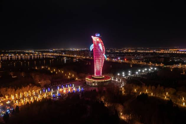 Bilder des Jahres 2024, News 02 Februar News Themen der Woche KW07 News Bilder des Tages The Highest Meteorological Tower in China An aerial photo is showing the meteorological tower at night at the East Lake eco-tourism scenic spot, known as the Dolphin Tower, which is standing 94.94 meters high and is the highest meteorological tower in China, in Jiayuguan, Gansu Province, China, on February 12, 2024. Jiuquan Gansu China  Copyright: xCFOTOx originalFilename: cfoto-thehighe240218_npUBg.jpg