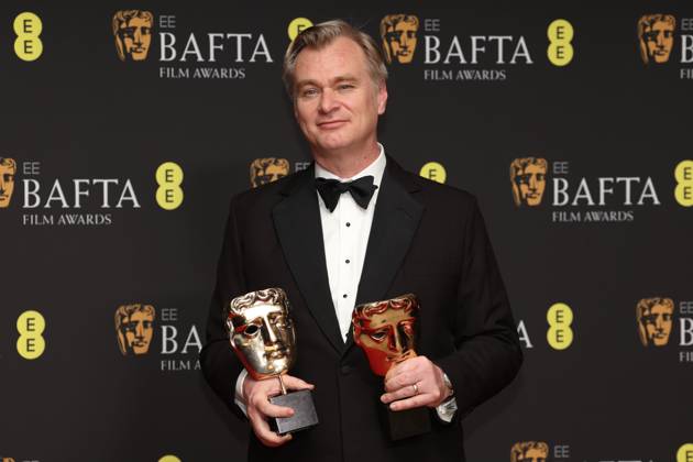 Bilder des Jahres 2024, Entertainment 02 Februar Entertainment Themen der Woche KW07 Entertainment Bilder des Tages . 18 02 2024. London, United Kingdom. Director Christopher Nolan with his awards at the Bafta Film Awards in London.  xStephenxLockx xi-Imagesx IIM-25004-0055