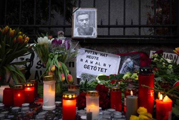 Bilder des Jahres 2024, News 02 Februar News Themen der Woche KW07 News Bilder des Tages Gedenken an Alexej Nawalny vor dem Russischen Konsulat in Frankfurt a.M. Fotos, Kerzen, Grablichter und Blumen für den am 16. Februar 2024 in einer arktischen Strafkolonie verstorbenen russischen Oppositionsführers Alexej Nawalny werden seit Tagen am Zaun des geschlossenen Generalkonsulats der Russischen Förderation in Frankfurt am Main abgelegt. Nawalny war russischer Jurist, Antikorruptionsaktivist, Dissident und Oppositionspolitiker. Im Jahr 2020 wurde ein lebensgefährlicher Giftanschlag auf ihn verübt. Politisch verfolgt und ab 2021 inhaftiert, wurde er zu langjährigen Haftstrafen verurteilt. Er galt alt Erzfeind des russischen Präsidenten Wladimir Putin. Frankfurt am Main Generalkonsulat der Russischen F Hessen Deutschland