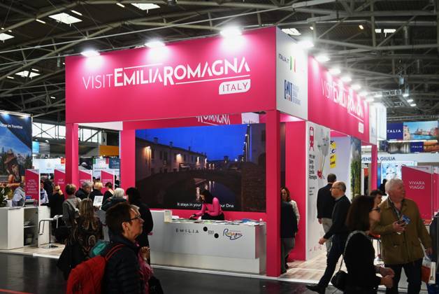 Die f.re.e ist Bayerns grösste Reise- und Freizeitmesse. Sie wird jährlich auf dem Gelände der Messe München veranstaltet. Die Schwerpunkte der FREE sind Reisen, Kreuzfahrt und Schiffsreisen, Gesundheit und Wellness, Wassersport, Caravaning und Camping, Outdoor sowie Fahrrad. Parallel findet auf dem Messegelände die IMOT - Internationale Motorrad Ausstellung statt. Foto: Messestand der Urlaubsregion Emilia Romagna, Italien