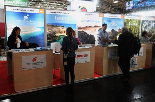 Die f.re.e ist Bayerns grösste Reise- und Freizeitmesse. Sie wird jährlich auf dem Gelände der Messe München veranstaltet. Die Schwerpunkte der FREE sind Reisen, Kreuzfahrt und Schiffsreisen, Gesundheit und Wellness, Wassersport, Caravaning und Camping, Outdoor sowie Fahrrad. Parallel findet auf dem Messegelände die IMOT - Internationale Motorrad Ausstellung statt. Foto: Messestand der Kanaren für Fuerteventura, Lanzarote, Gran Canaria, La Gomera, La Palma und Teneriffa
