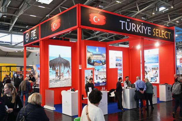 Die f.re.e ist Bayerns grösste Reise- und Freizeitmesse. Sie wird jährlich auf dem Gelände der Messe München veranstaltet. Die Schwerpunkte der FREE sind Reisen, Kreuzfahrt und Schiffsreisen, Gesundheit und Wellness, Wassersport, Caravaning und Camping, Outdoor sowie Fahrrad. Parallel findet auf dem Messegelände die IMOT - Internationale Motorrad Ausstellung statt. Foto: Messestand für Urlaub in der Türkei