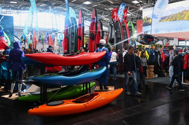 Die f.re.e ist Bayerns grösste Reise- und Freizeitmesse. Sie wird jährlich auf dem Gelände der Messe München veranstaltet. Die Schwerpunkte der FREE sind Reisen, Kreuzfahrt und Schiffsreisen, Gesundheit und Wellness, Wassersport, Caravaning und Camping, Outdoor sowie Fahrrad. Parallel findet auf dem Messegelände die IMOT - Internationale Motorrad Ausstellung statt. Foto: Wassersport - Equipment, Kanu bzw Kanus