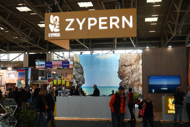Die f.re.e ist Bayerns grösste Reise- und Freizeitmesse. Sie wird jährlich auf dem Gelände der Messe München veranstaltet. Die Schwerpunkte der FREE sind Reisen, Kreuzfahrt und Schiffsreisen, Gesundheit und Wellness, Wassersport, Caravaning und Camping, Outdoor sowie Fahrrad. Parallel findet auf dem Messegelände die IMOT - Internationale Motorrad Ausstellung statt. Foto: Messestand für den Zypern - Urlaub