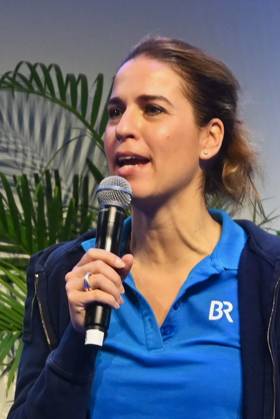Die f.re.e ist Bayerns grösste Reise- und Freizeitmesse. Sie wird jährlich auf dem Gelände der Messe München veranstaltet. Die Schwerpunkte der FREE sind Reisen, Kreuzfahrt und Schiffsreisen, Gesundheit und Wellness, Wassersport, Caravaning und Camping, Outdoor sowie Fahrrad. Parallel findet auf dem Messegelände die IMOT - Internationale Motorrad Ausstellung statt. Foto: Nicole Remann, TV Moderatorin des BR, Bayerischer Rundfunk
