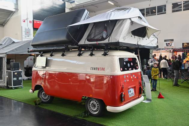 Die f.re.e ist Bayerns grösste Reise- und Freizeitmesse. Sie wird jährlich auf dem Gelände der Messe München veranstaltet. Die Schwerpunkte der FREE sind Reisen, Kreuzfahrt und Schiffsreisen, Gesundheit und Wellness, Wassersport, Caravaning und Camping, Outdoor sowie Fahrrad. Parallel findet auf dem Messegelände die IMOT - Internationale Motorrad Ausstellung statt. Foto: Volkswagen VW T1 von Campwerk mit Dachbox und Zelt auf dem Dach