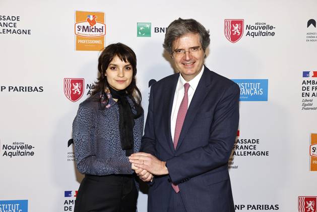Luise Befort mit dem franzoesischen Botschafter Francois Delattre bei der Verleihung vom Ritterorden fuer Kunst und Literatur im Rahmen der Berlinale Soiree Francaise du Cinema in der Franzoesischen Botschaft am 19.02.2024 in Berlin Berlinale Soiree Francaise 2024- Verleihung vom Chevalier Orden fuer Leila Hamid & Martin Kochendoerfer