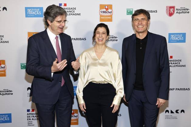 Francois Delattre, der franzoesische Botschafter mit den beiden Preistraegern Leila Hamid und Martin Kochendoerfer (beide X Verleih AG) bei der Verleihung vom Ritterorden fuer Kunst und Literatur im Rahmen der Berlinale Soiree Francaise du Cinema in der Franzoesischen Botschaft am 19.02.2024 in Berlin Berlinale Soiree Francaise 2024- Verleihung vom Chevalier Orden fuer Leila Hamid & Martin Kochendoerfer