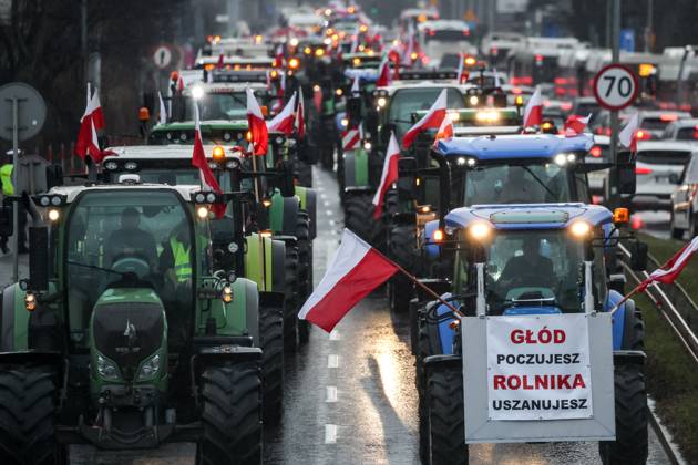 Bilder des Jahres 2024, News 02 Februar News Themen der Woche KW08 News Bilder des Tages Nation-wide Strike Of Polish Farmers Farmers from the Lesser Poland region enter Krakow, the capital of the region in southern Poland in tractors, with Polish national flags during the nationwide farmers strike on 20th of February, 2024. The protest in Poland is part of the European farmers protest against the EU Green Deal regulations. Polish farmers also demand a change to the EU agreement with Ukraine regarding the import of agricultural produce to the EU. The protest in Poland took place in over 200 locations and gathered 30 thousand tractors blocking roads in the country. Krakow malopolskie Poland  Copyright: xDominikaxZarzyckax originalFilename: zarzycka-nationwi240220_np7gN.jpg
