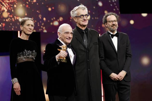 Mariette Rissenbeek, Wim Wenders, Martin Scorsese undCarlo Chatrian bei der Verleihung des Goldenen Ehrenbären an Martin Scorsese auf der Berlinale 2024 74. Internationale Filmfestspiele Berlin im Berlinale Palast. Berlin, 20.02.2024