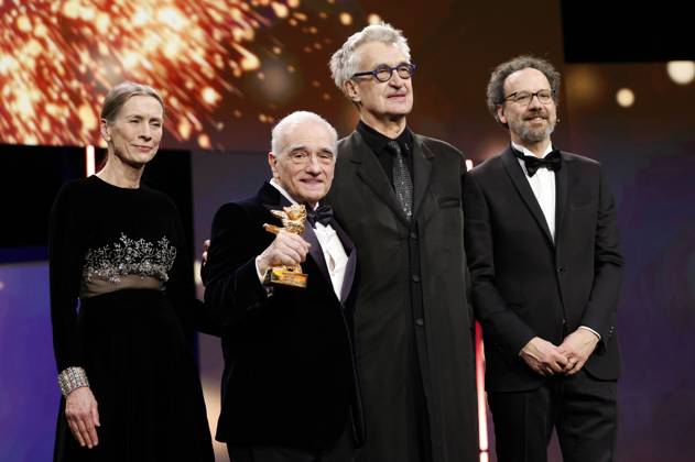 Mariette Rissenbeek, Wim Wenders, Martin Scorsese undCarlo Chatrian bei der Verleihung des Goldenen Ehrenbären an Martin Scorsese auf der Berlinale 2024 74. Internationale Filmfestspiele Berlin im Berlinale Palast. Berlin, 20.02.2024