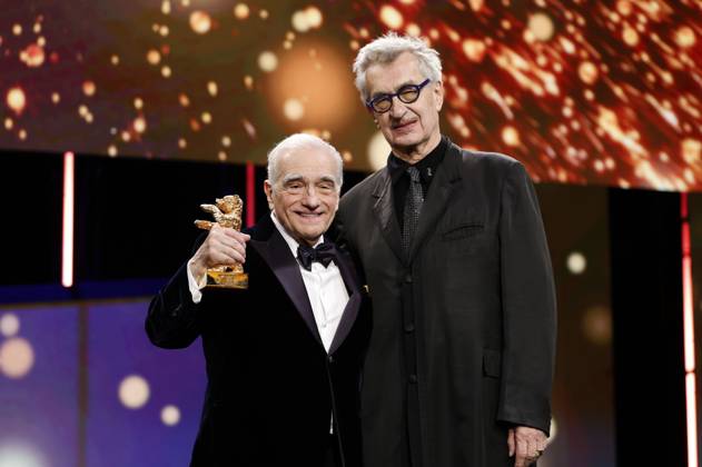 Martin Scorsese und Wim Wenders bei der Verleihung des Goldenen Ehrenbären an Martin Scorsese auf der Berlinale 2024 74. Internationale Filmfestspiele Berlin im Berlinale Palast. Berlin, 20.02.2024