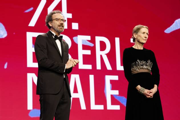 Carlo Chatrian und Mariette Rissenbeek bei der Verleihung des Goldenen Ehrenbären an Martin Scorsese auf der Berlinale 2024 74. Internationale Filmfestspiele Berlin im Berlinale Palast. Berlin, 20.02.2024