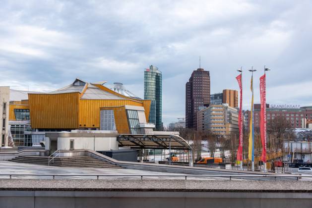 Blick auf Potsdamer Platz mit Zentrale der Deutschen Bank, davor futuristisches Gebäude der Berliner Philharmonie, Berlin, Deutschland, Europa Copyright: imageBROKER StephanxSchulz iblsns10245499.jpg