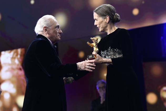 Martin Scorsese und Mariette Rissenbeek bei der Verleihung des Goldenen Ehrenbären an Martin Scorsese auf der Berlinale 2024 74. Internationale Filmfestspiele Berlin im Berlinale Palast. Berlin, 20.02.2024