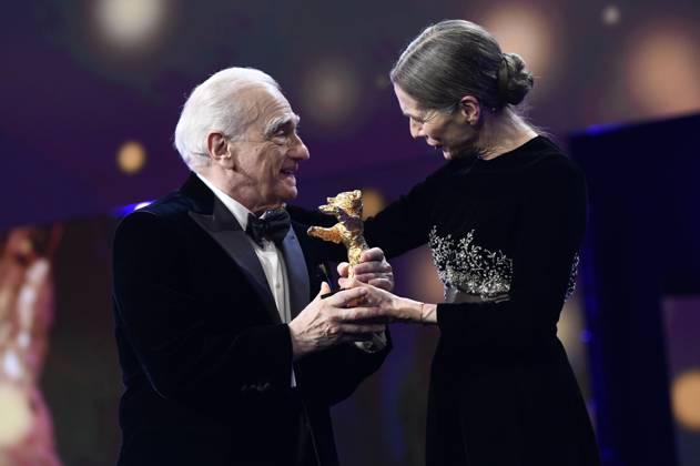 Martin Scorsese und Mariette Rissenbeek bei der Verleihung des Goldenen Ehrenbären an Martin Scorsese auf der Berlinale 2024 74. Internationale Filmfestspiele Berlin im Berlinale Palast. Berlin, 20.02.2024