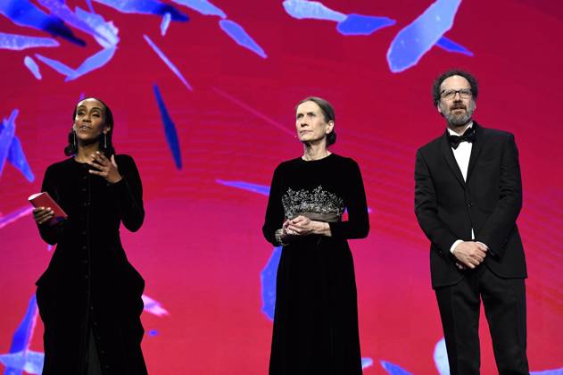 Hadnet Tesfai, Mariette Rissenbeek und Carlo Chatrian bei der Verleihung des Goldenen Ehrenbären an Martin Scorsese auf der Berlinale 2024 74. Internationale Filmfestspiele Berlin im Berlinale Palast. Berlin, 20.02.2024