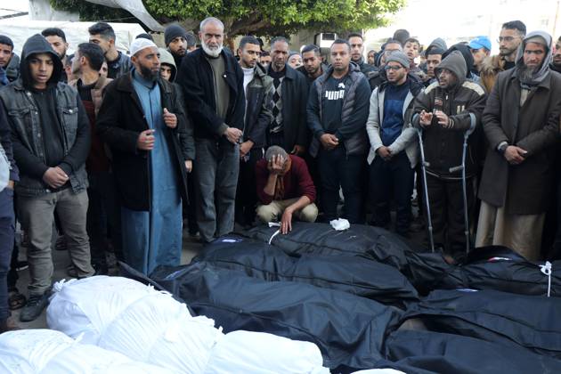 Bilder des Jahres 2024, News 02 Februar News Themen der Woche KW08 News Bilder des Tages Relatives of the Palestinians died in Israeli attacks, mourn as they receive the dead bodies from the morgue of Al-Aqsa Relatives of the Palestinians died in Israeli attacks, mourn as they receive the dead bodies from the morgue of Al-Aqsa Hospital for burial in Dair El-Balah, Gaza Strip, 21 February 2024. Photo by Naaman Omar apaimages Dair El-Balah Gaza Strip Palestinian Territory 210224_Dair_El-Balah_NAA_1_00(36) Copyright: xapaimagesxNaamanxOmar xapaimagesx