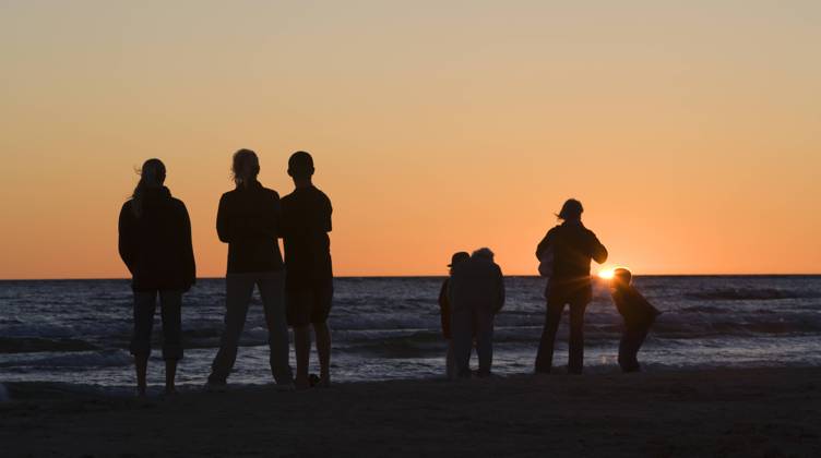 Canada, Ontario, A family watches the sunset over Lake Huron at Sauble Beach.  Copyright: x AllCanadaPhotos.comx 1990-56625