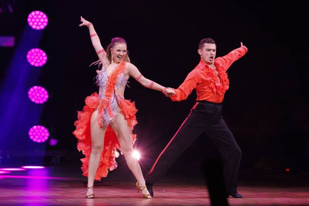 Schauspielerin Julia Beautx und Tänzer Zsolt Sandor Cseke bei der Tanzshow Lets Dance: DIE LIVE-TOUR 2023 - Das Original in der Lanxess-Arena. Köln, 03.12.2023 NRW Deutschland Copyright: xChristophxHardtx