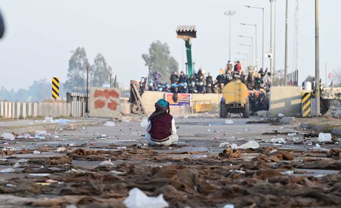 Bilder des Jahres 2024, News 02 Februar News Themen der Woche KW08 News Bilder des Tages AMBALA, INDIA - FEBRUARY 21: Police action on agitated farmers at Shambhu Border of Punjab and Haryana onFebruary 21, 2024 near Ambala, India. The situation at the Punjab-Haryana s Shambhu and Khanauri state border points turned intense after a clash between protesting farmers and Haryana police when the former tried to break the barricades amid their Delhi Chalo march and the police fired tear gas shells to disperse them. (Photo by Ravi Kumar Hindustan Times) Farmers Protest Turns Violent At Haryana Punjab Border