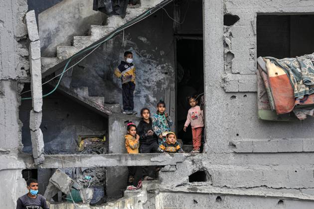 Bilder des Jahres 2024, News 02 Februar News Themen der Woche KW08 News Bilder des Tages (240222) -- RAFAH, Feb. 22, 2024 -- Children are seen in a building destroyed in an Israeli air strike in the southern Gaza Strip city of Rafah, Feb. 22, 2024. The Palestinian death toll from the ongoing Israeli attacks on Gaza has risen to 29,410, with 69,465 others wounded since the Israel-Hamas conflict broke out, Hamas-run Health Ministry said in a press statement on Thursday. It added that the Israeli army killed 97 Palestinians and wounded 132 others during the past 24 hours, noting that some victims remain under the rubble amid heavy bombardment and a lack of civil defense and ambulance crews. (Photo by Xinhua) MIDEAST-GAZA-PALESTINIAN DEATH TOLL RizekxAbdeljawad