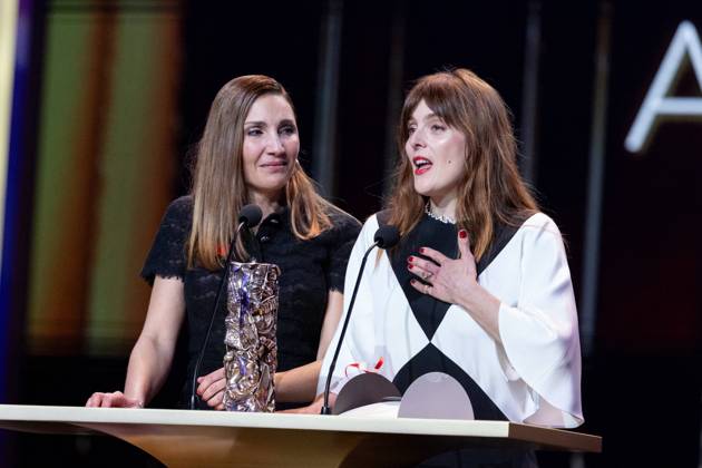 49eme Ã dition de la cÃ rÃ monie des CÃ sar Ã l?Olympia Ã Paris ValÃ rie Donzelli (habillÃ e en Dior et bijoux Dior), Audrey Diwan (CÃ sar de la meilleure adaptation pour Â« L?amour Et Les ForÃªts Â» - 49eme Ã dition de la cÃ rÃ monie des CÃ sar Ã l?Olympia Ã Paris le 23 fÃ vrier 2024 Dominique Jacovides Olivier Borde Bestimage 49th Cesar Film Awards at L Olympia on February 23, 2024 in Paris Paris France  Copyright: xBORDE-JACOVIDESx xBESTIMAGExBORDE-JACOVIDESx xBESTIMAGEx