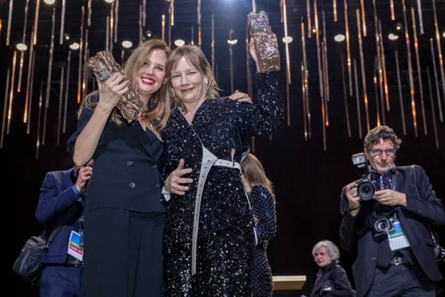 49eme Ã dition de la cÃ rÃ monie des CÃ sar Ã l?Olympia Ã Paris Sandra Hüller, CÃ sar de la meilleure actrice pour Anatomie d?une chute et Justine Triet, CÃ sar de la meilleur rÃ alisation Pour Anatomie D?une Chute, CÃ sar du meilleur scÃ nario original Pour Anatomie D?une Chute, CÃ sar du meilleur film Pour Anatomie D?une Chute - 49eme Ã dition de la cÃ rÃ monie des CÃ sar Ã l?Olympia Ã Paris le 23 fÃ vrier 2024 Dominique Jacovides Olivier Borde Bestimage 49th Cesar Film Awards at L Olympia on February 23, 2024 in Paris Paris France  Copyright: xBORDE-JACOVIDESx xBESTIMAGExBORDE-JACOVIDESx xBESTIMAGEx
