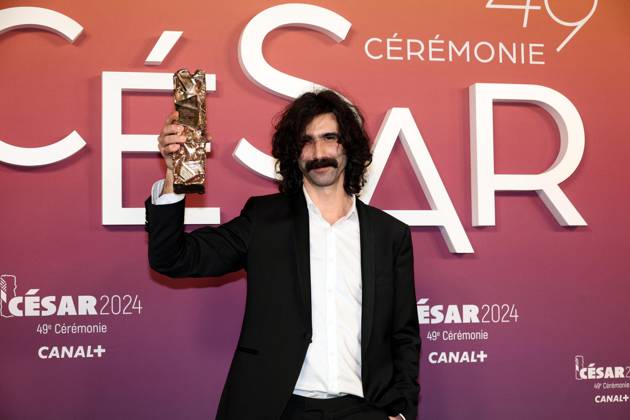 Photocall des laurÃ ats (press room) lors de la 49eme Ã dition de la cÃ rÃ monie des CÃ sar Ã l?Olympia Ã Paris Andrea Laszlo De Simone (CÃ sar de la meilleure musique originale pour Â« Le Regne Animal Â») - Photocall des laurÃ ats (press room) lors de la 49eme Ã dition de la cÃ rÃ monie des CÃ sar Ã l?Olympia Ã Paris le 23 fÃ vrier 2024 Dominique Jacovides Olivier Borde Bestimage Press room during 49th Cesar Film Awards at L Olympia on February 23, 2024 in Paris Paris France  Copyright: xBORDE-JACOVIDESx xBESTIMAGExBORDE-JACOVIDESx xBESTIMAGEx